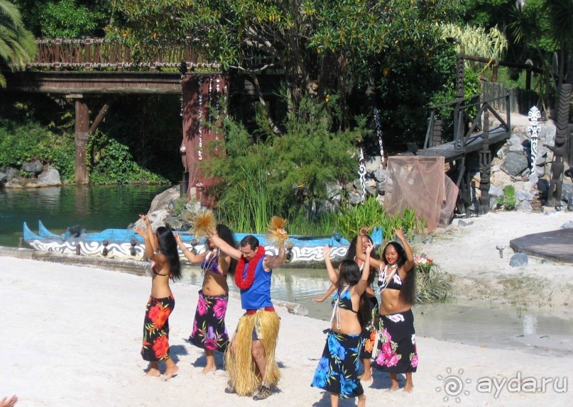 Порт-Авентура. Танцы в зоне Полинезии