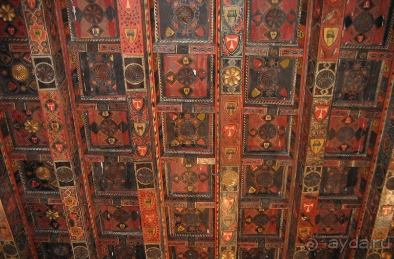 Потолок в одном из приделов собора Таррагоны с гербами знати. Дерево