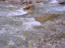 У ног водопада - вода +3 градуса! Зубы сводит от холода, но, вода чудо!