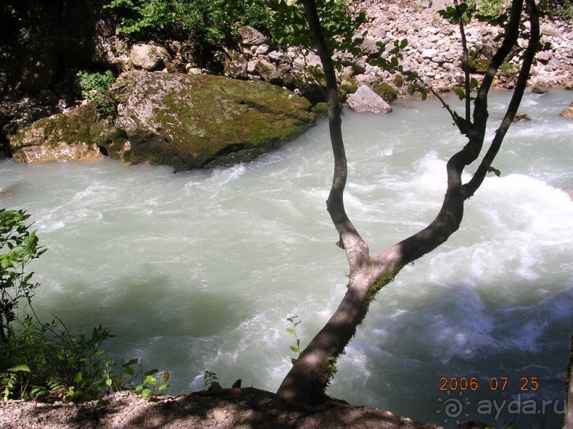 Висячее седло над горной рекой