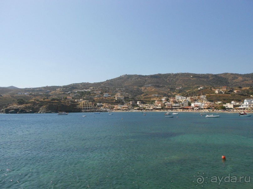 милый скромный отель в греческом стиле