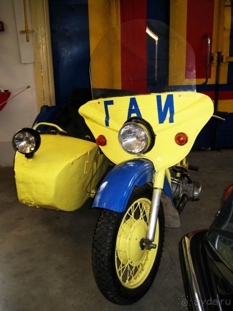 В павильоне ретро автомобилей.