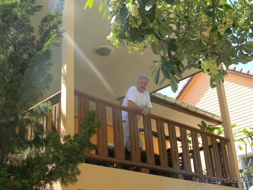    Мой муж на балконе отеля на Ко Чанге.