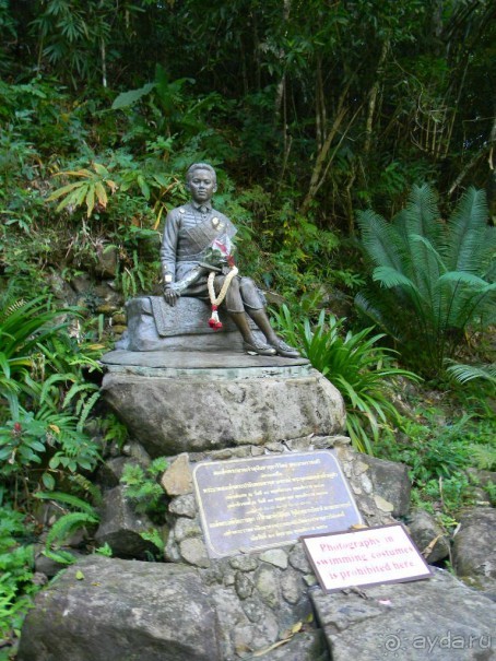 Национальный парк. Памятник молодой жене Короля Тайланда и их грудному ребенку, утонувшим в море