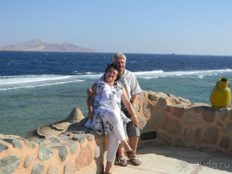 С мужем на территории отеля.