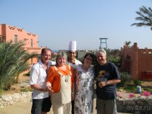 С мужем, друзьями и шеф-поваром индийского ресторана на территории отеля.