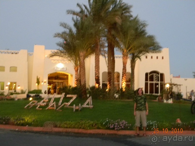 На входе в отель.