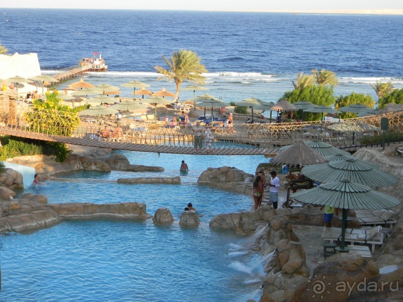 С мужем на подвесном мосту через бассейны.