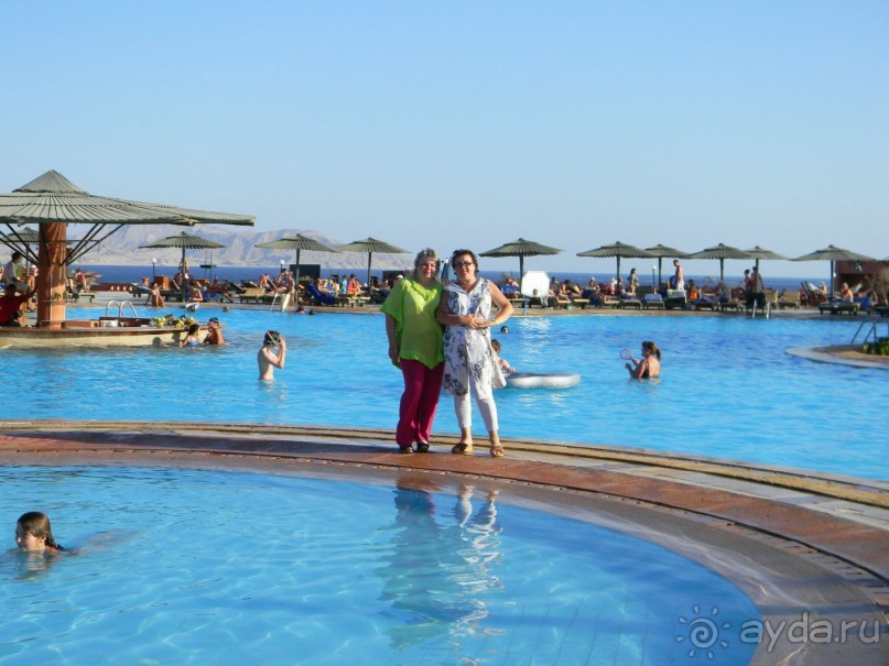 С подругой у бассейнов на территории отеля.