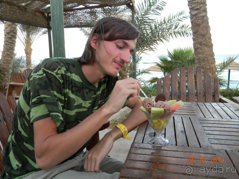 В кафе на берегу можно съесть мороженое. В октябре 2010 порция стоила 8 долларов.