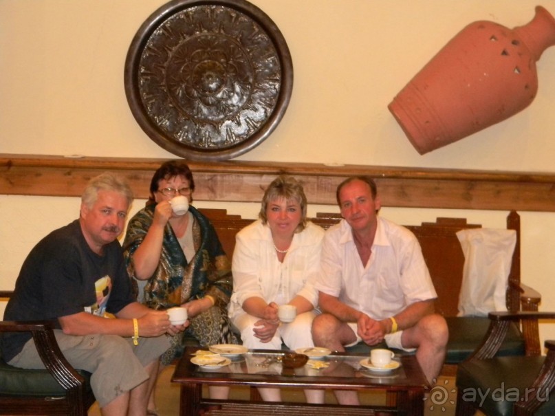 С мужем и друзьями в лобби баре.