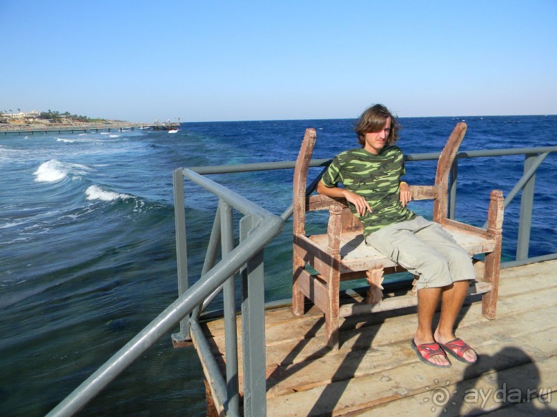 Штормит и купаться с пирса запрещено.