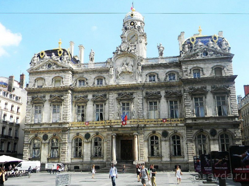 На площадь Прадель (Place Pradel) выходит обрамленный башнями внутренний двор ратуши –   прелестное сочетание позднегоренессанса и барокко.