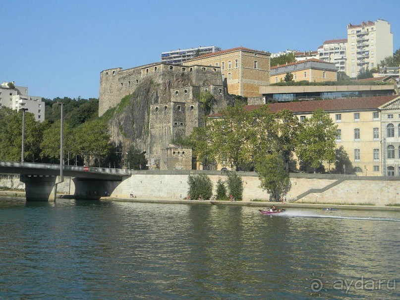 На левом берегу Соны отлично сохранилась средневековая крепость.