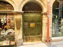 Открыв такую дверь, мы попадаем в типичный для лионской архитектуры внутренний двор-колодец.