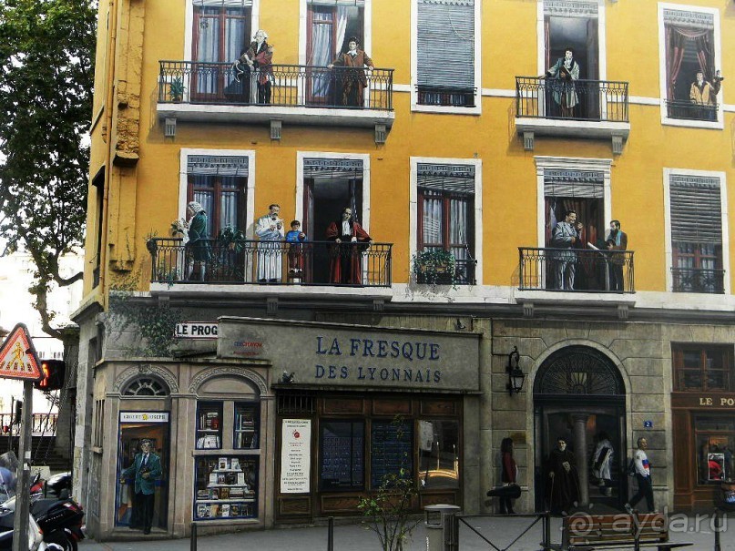 Это так называемый Дом-картина, который на фоне других лионских сооружений выделяется своим необычным фасадом и славится своей фреской «Знаменитые лионцы»