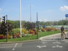 В Лионе хорошо развит прокат велосипедов. Сеть велодорожек делают велосипед очень популярным видом передвижения по Лиону. Стоимость проката велосипеда от 1 евро за 1 час, причем первые полчаса проката бесплатны.