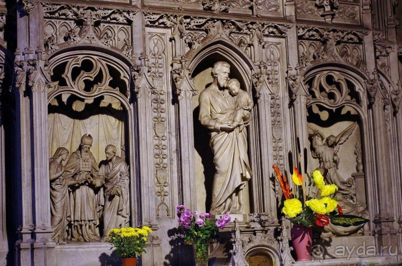 Построили эту церковь в 1327 году для монахов францисканского ордена, нуждавшихся в месте отправления религиозных обрядов.