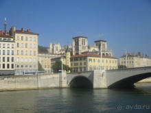 Вид с пешеходного моста Abbe Couturier на левый берег Соны и собор Сен-Жан.