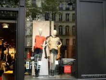 В Лионе можно найти крупные торговые улицы, торговые центры, универмаги, бутики и магазинчики, в которых продается одежда, обувь и аксессуары французских и зарубежных марок.