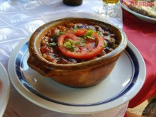  Из горячих блюд очень хороши кнели (quenelles) с раковым соусом – своеобразные тефтели из варенного теста с щукой, буквально тающие во рту!