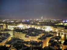 C наступлением темноты облик города меняется – множество огней создают атмосферу волшебной ночной жизни: более двухсот зданий, памятников, мостов кажутся облаченными в золотые или многоцветные наряды, сотканные из лучей света.