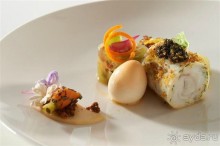 Из салатиков лучше выбрать salade Lyonnaise, состоящий из зеленого салата, гренок, обжаренного бекона и яйца в мешочек – его нужно проткнуть вилкой, тогда желток растечется и смешается с винным уксусом и оливковым маслом.