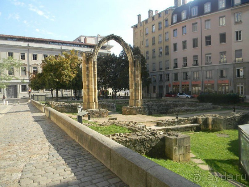 Гало-римский амфитеатр (Amphitheatre Gallo-Romain) на вершине холма Фурвьер был построен во время правления римского императора Тиберия.