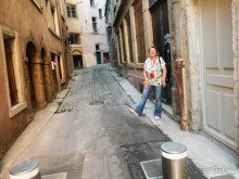 Здесь надо ходить неторопливо, рассматривая детали: круглые эркеры, окна со сложными
переплетами, статуи в нишах, каменных зверей на карнизах, резные деревянные двери