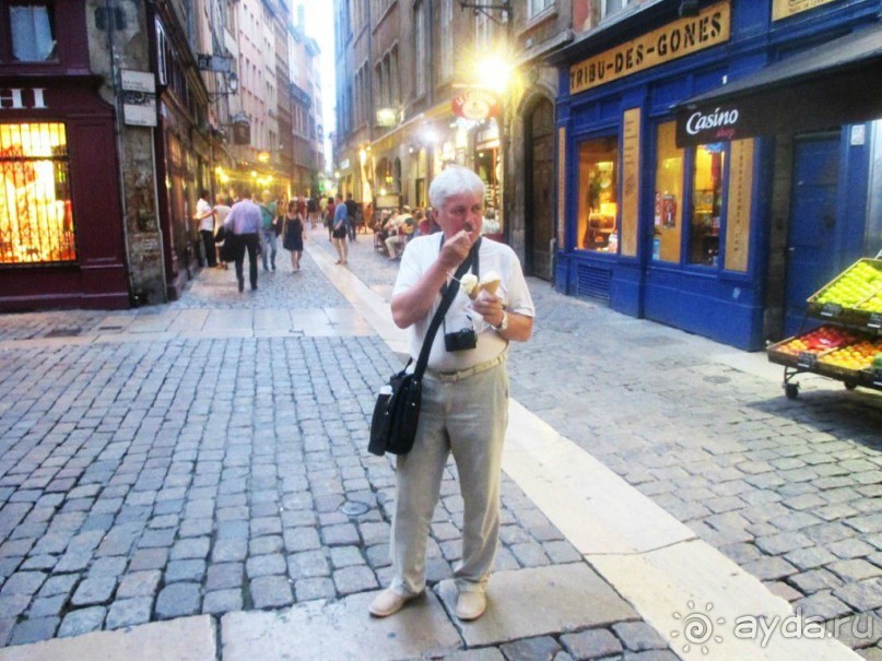 Пешеходная центральная улица Лиона - Сен-Жан заканчивается у собора Ионна Крестителя.