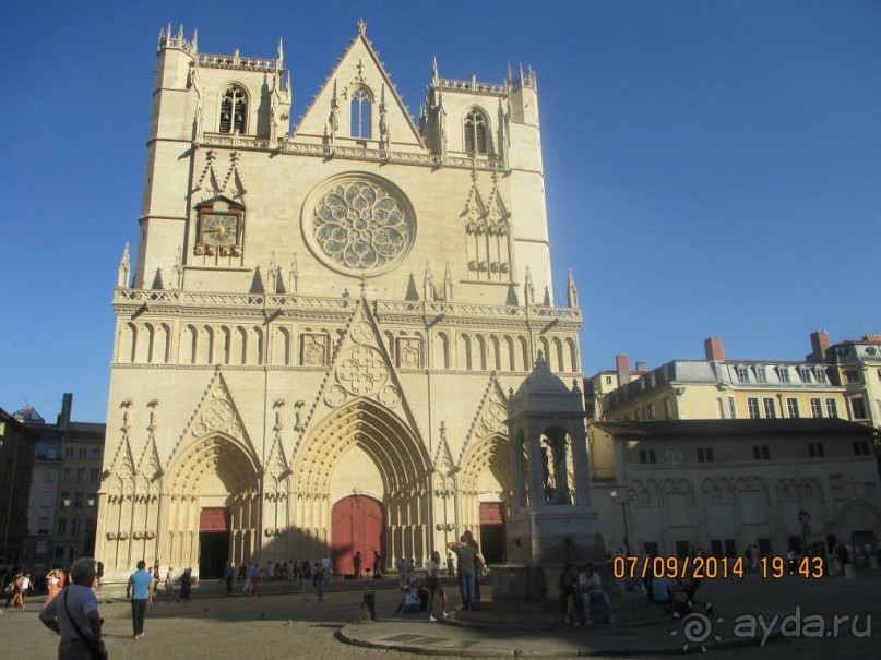 Собор Святого Иоанна Крестителя (Cathedral of St John the Baptist) был основан Святыми Потинусом и Иренеем, первыми епископами Лионскими.