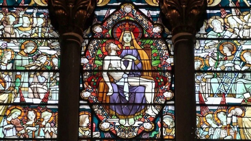 Собор посвящен Деве Марии, которая согласно легенде спасла Лион от эпидемии чумы в 1643 году.