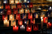 Каждый год местные житель благодарят Деву за спасение города, повсеместно зажигая свечи, это праздник называется праздником огней.