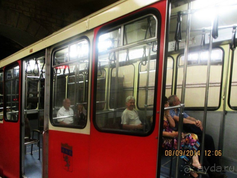 На фуникулере к Нотр-Дам-де-Фурвьер.     Фуникулер уже очень не молод, ему минуло 150 лет