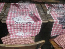 Днем в ресторанах не готовят, зато к вечеру накрывают столы свежими скатертями, раскладывают приборы. Все это выглядит как своеобразный ритуал подготовки к встрече гостей, которые проведут здесь вечер за разговорами, бокалом вина и, конечно, вкусной едой