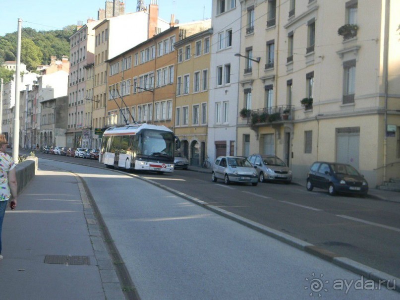 Троллейбусы в Лионе появились в 1935, это одна из старейших сетей во Франции и в Европе вообще. Сейчас город может похвастаться самой обширной во Франции троллейбусной сетью. В настоящее время все троллейбусы в Лионе современные, низкопольные.