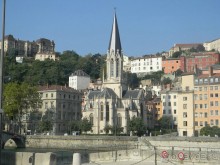 Боссан получил вдохновение от готической архитектуры конца Средневековья, об этом говорит классический ажурный каменный узор вокруг всего здания. Неф украшен рисунками XIX века, чтобы сохранить единство со зданием.