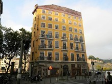 В мире можно найти немало необычных домов, которые удивляют своей вычурной формой, или, например, интересным декором. Один из таких домов находится в Лионе.