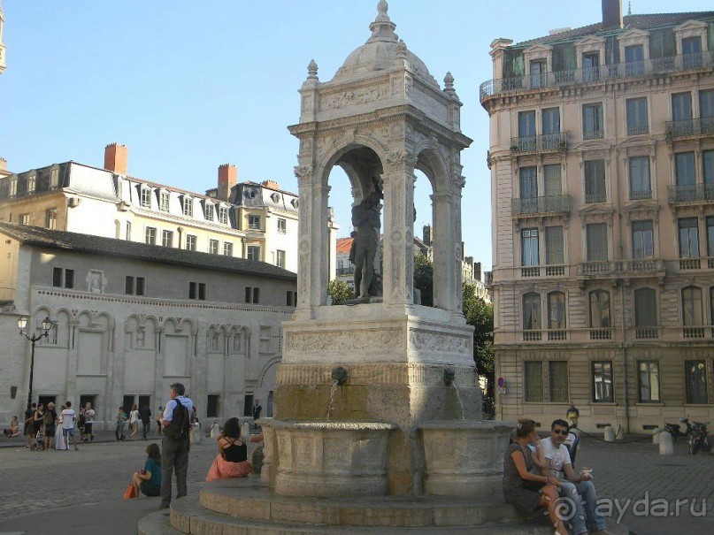 Рядом с собором стоит часовня Бурбонов, построенная кардиналом де Бурбоном и его братом Пьером де Бурбном, зятем Луи XI, часовня представляет собой настоящий шедевр скульптуры XV века.