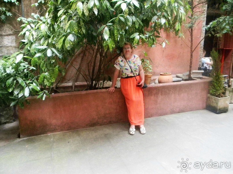 В следующий двор можно выйти к антикварной лавке, книжному магазину,маленькому отелю или «бушону» («bouchon» называют здесь ресторанчик с традиционнойлионской кухней