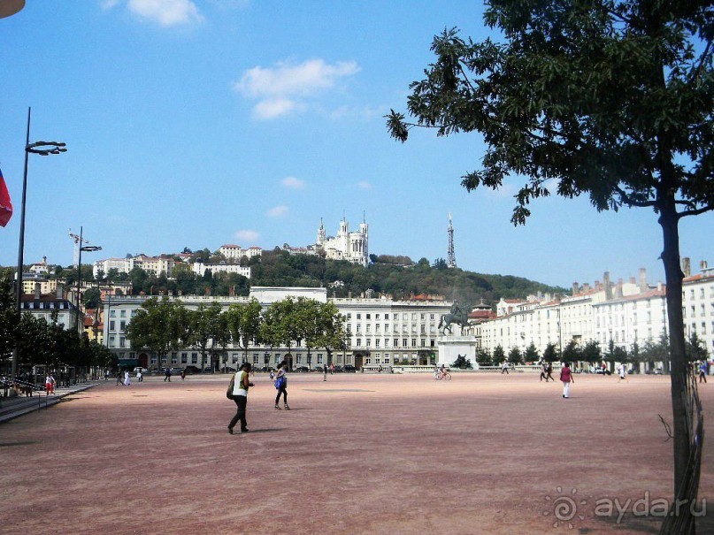 Площадь Белькур (Place Bellecour) – огромная городская площадь в Лионе.В центре площади располагается конная статуя Людовика XIV.  Свое современное название площадь получила только во время Третьей республики.