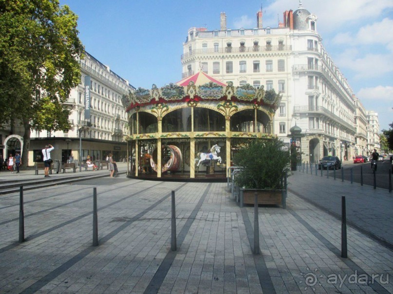 Редкий крупный город обходится без классической французской карусели.