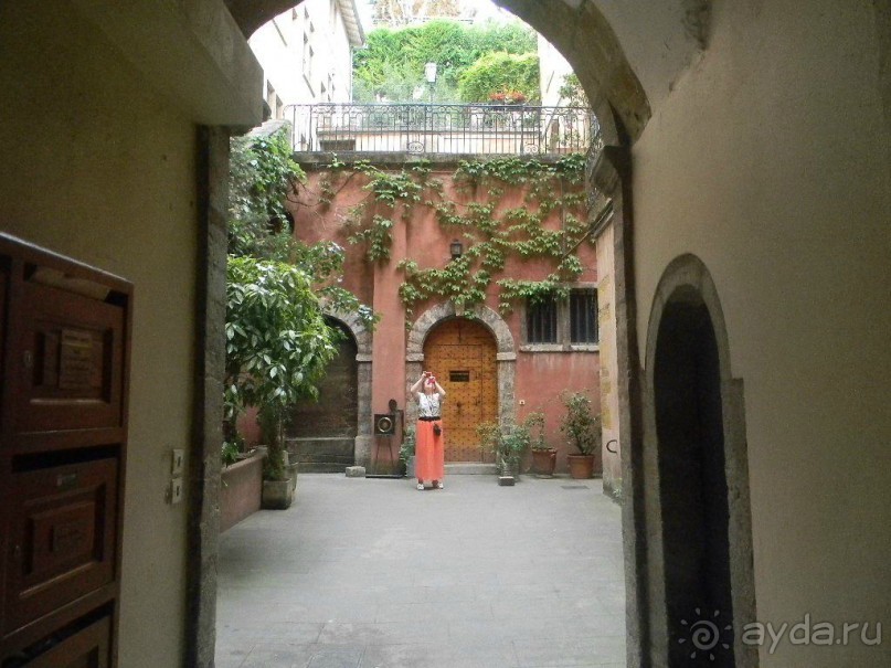 Прогулка по лионским дворам и «трабулям»,-замечательное приключение! В каждом дворе встречается какая-нибудь интересная деталь: башня с винтовой лестницей и серпантином окошек, галерея с арками, лоджия, ниша с завершением в виде раковины, журчащий фонтан.