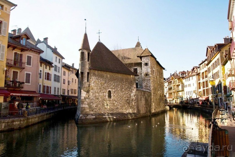 Лион находится на слияние двух рек - Роны и Соны. Третий по числу жителей город Франции