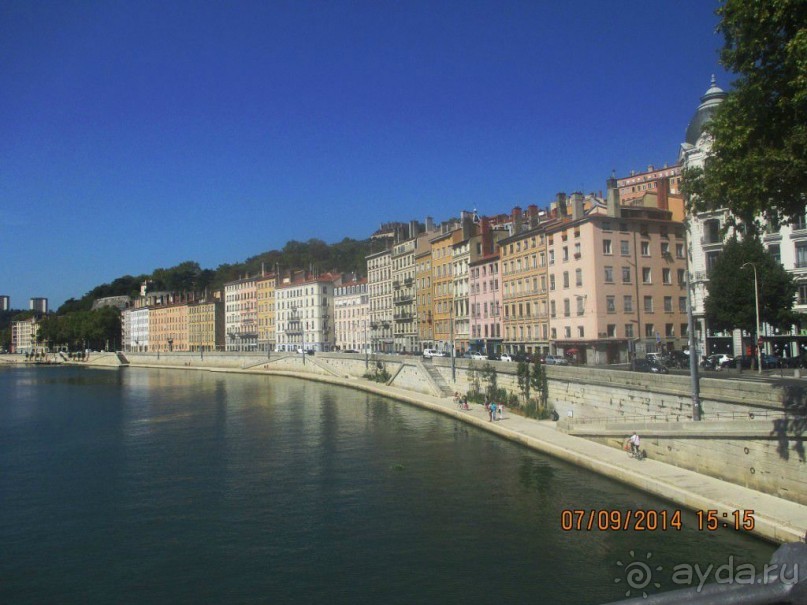 Набережная Соны – пожалуй, самое туристическое место, параллельно ей тянуться узкие улочки старого города с многочисленными кафе, ресторанами, магазинами и сувенирными лавками