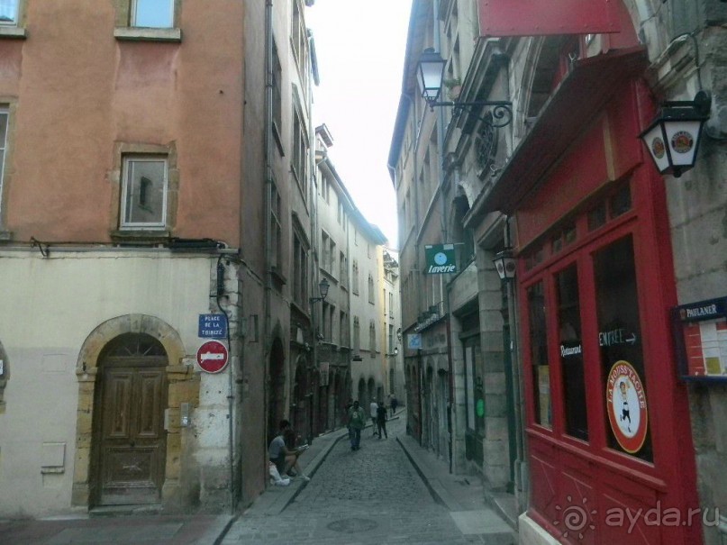 Величайшая ценность Лиона - улицы старого города,  которые тянутся между подножьем
Фурвьер и правым берегом Соны.