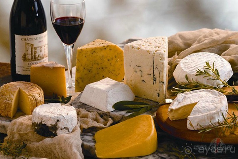 В качестве аперитива вам обязательно предложат бургундский черносмородиновый ликер Crme de Cassis, который принято разбавлять белым вином или шампанским. 