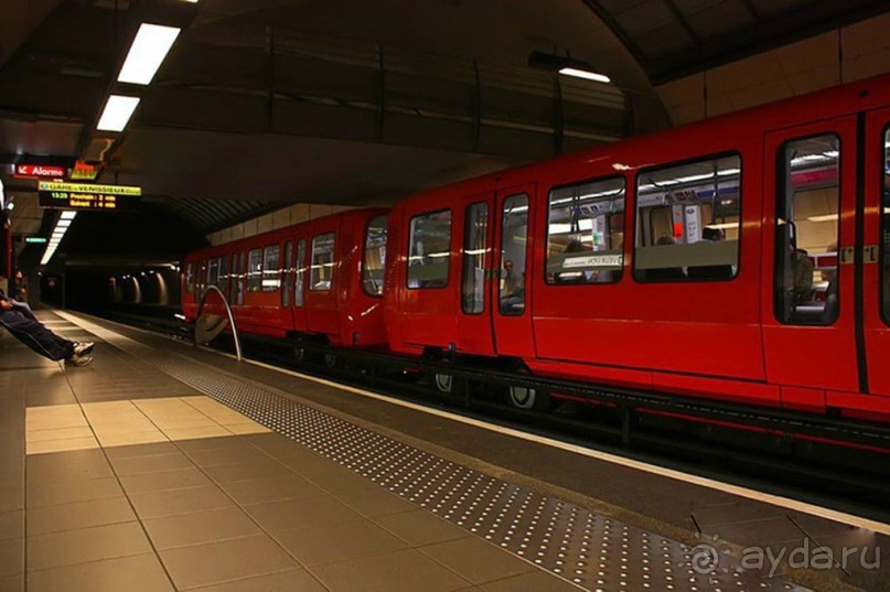 Метрополитен в Лионе работает с 5 часов утра и до полуночи. В час пик поезда ходят каждые две минуты