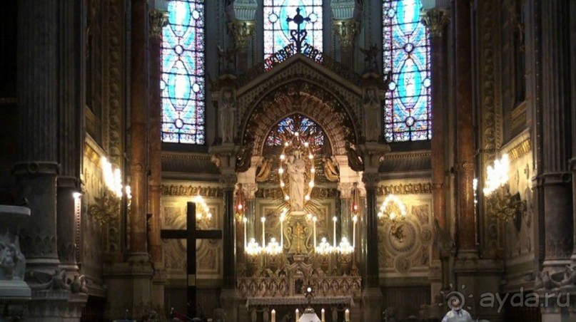 Проект собора был разработан Пьером Боссаном и сочетает в себе черты христианской и византийской архитектуры. Собор  отличается великолепно выполненными мозаиками и витражами.