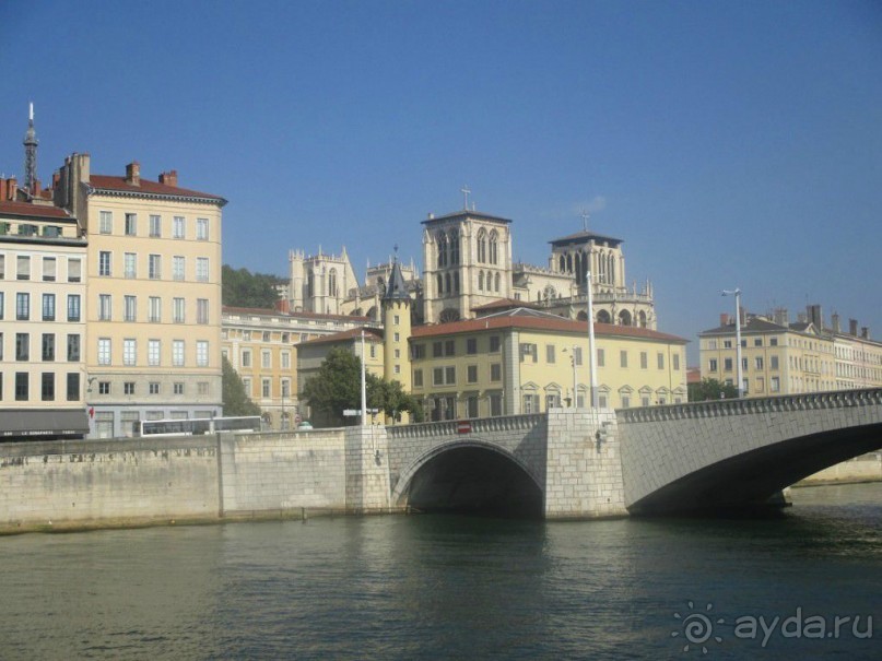 Вид с пешеходного моста Abbe Couturier на левый берег Соны и собор Сен-Жан.